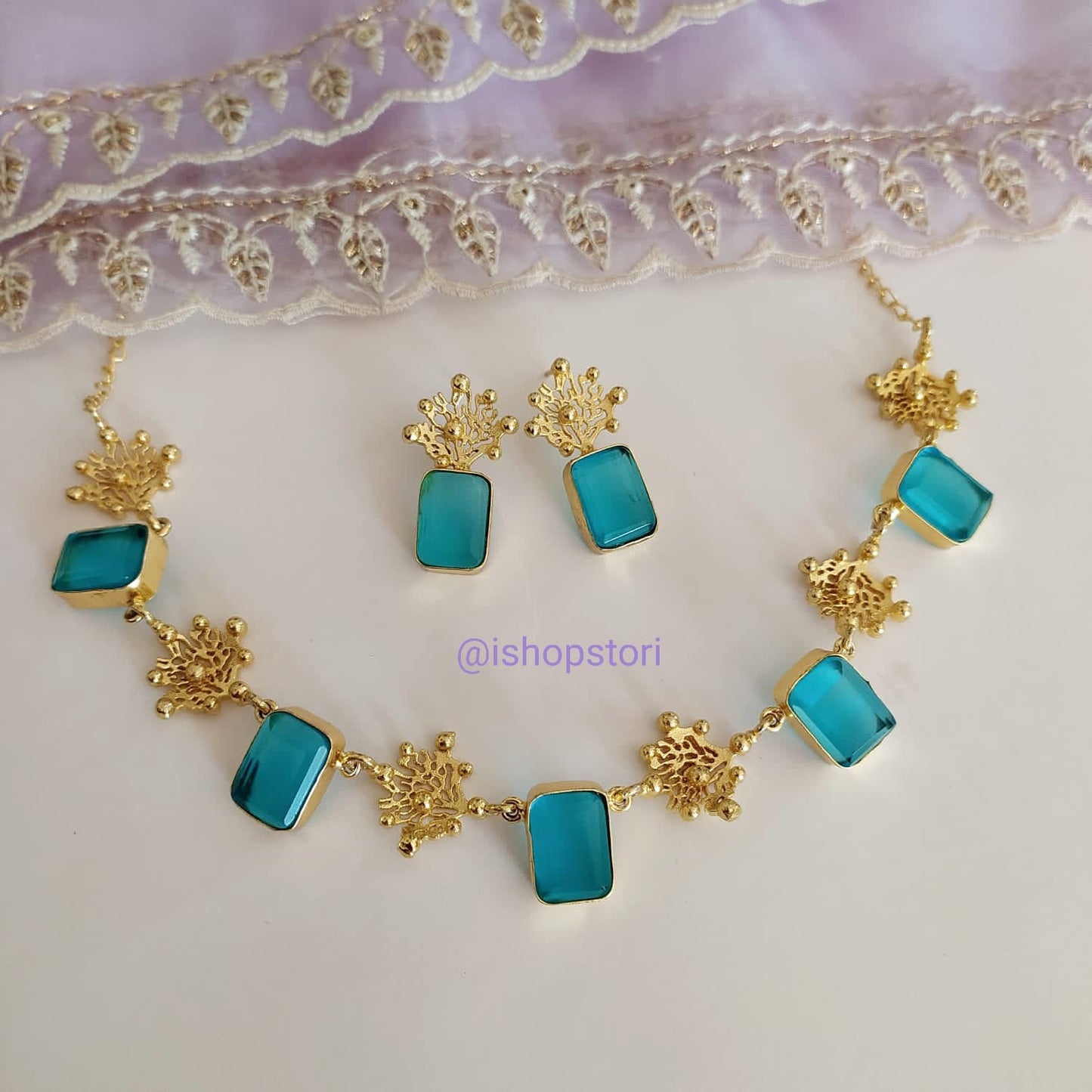 Single-layer green necklace set with a minimalist touch.