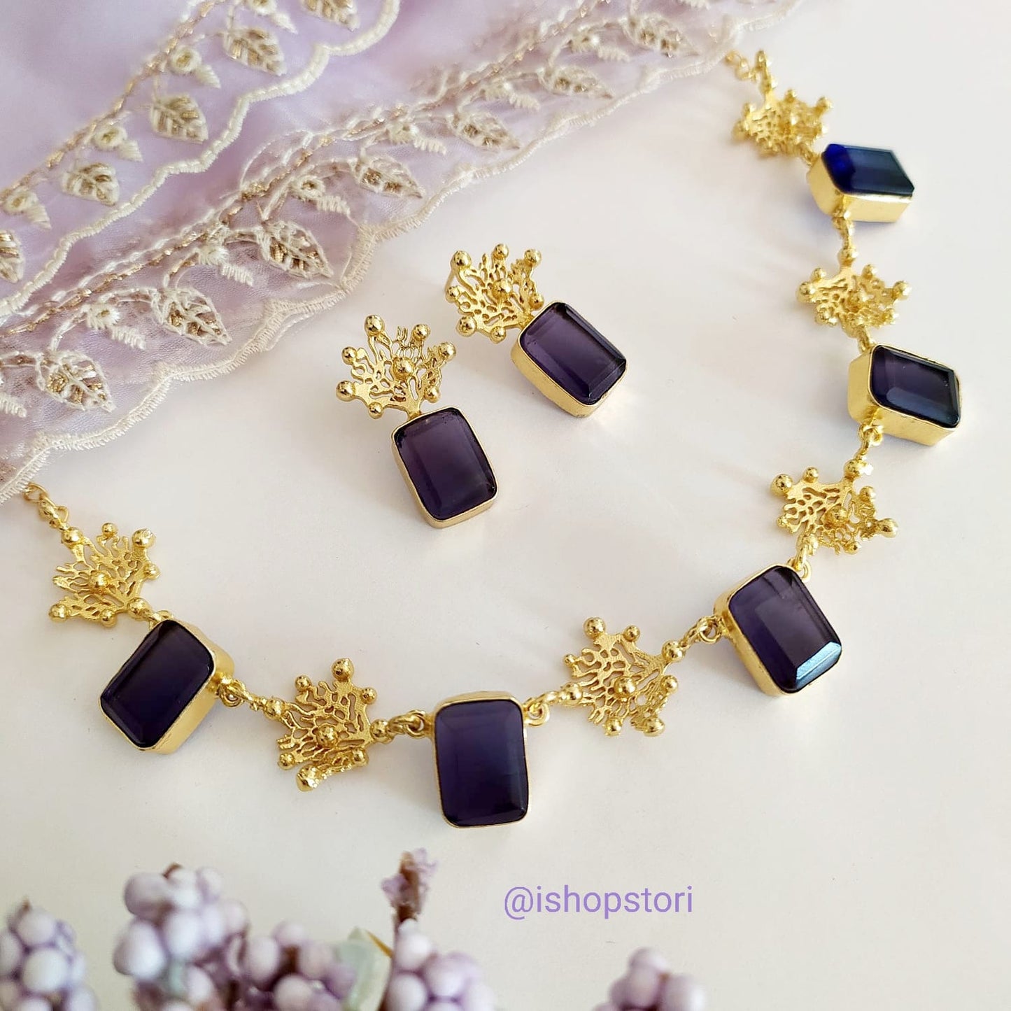 Single-layer green necklace set with a minimalist touch.