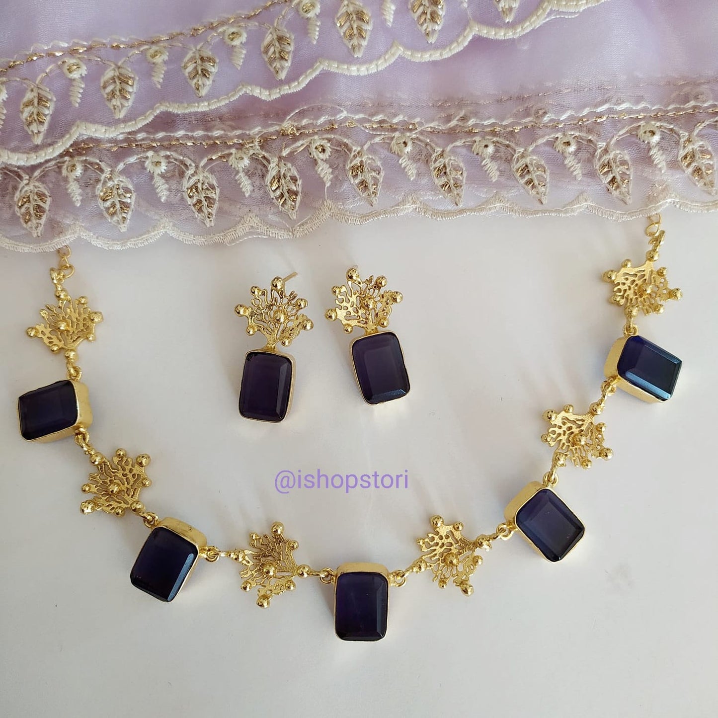 Single-layer green necklace set with a minimalist touch.