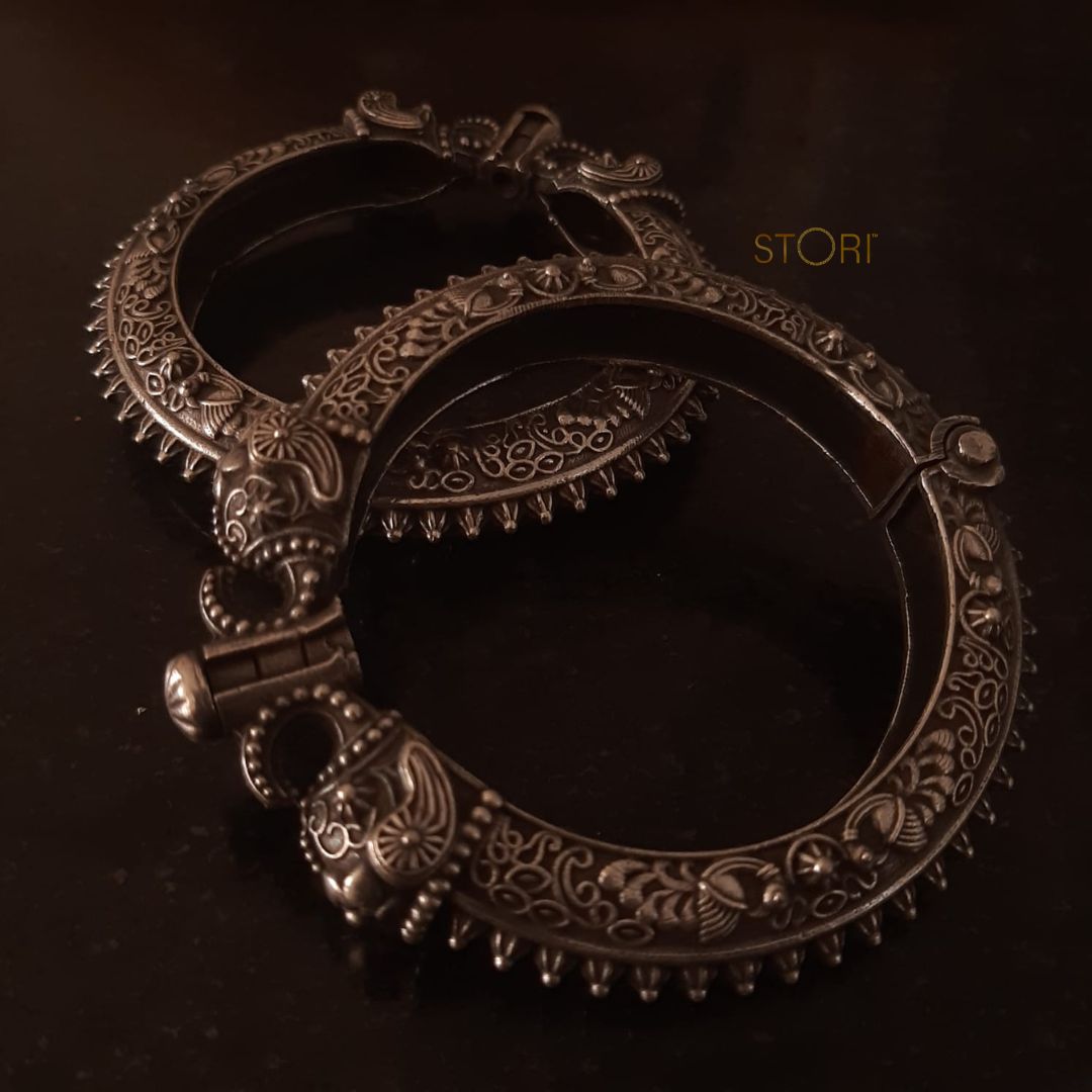 Uttoly Silver Look Alike Oxidised Openable Kada / Bracelet