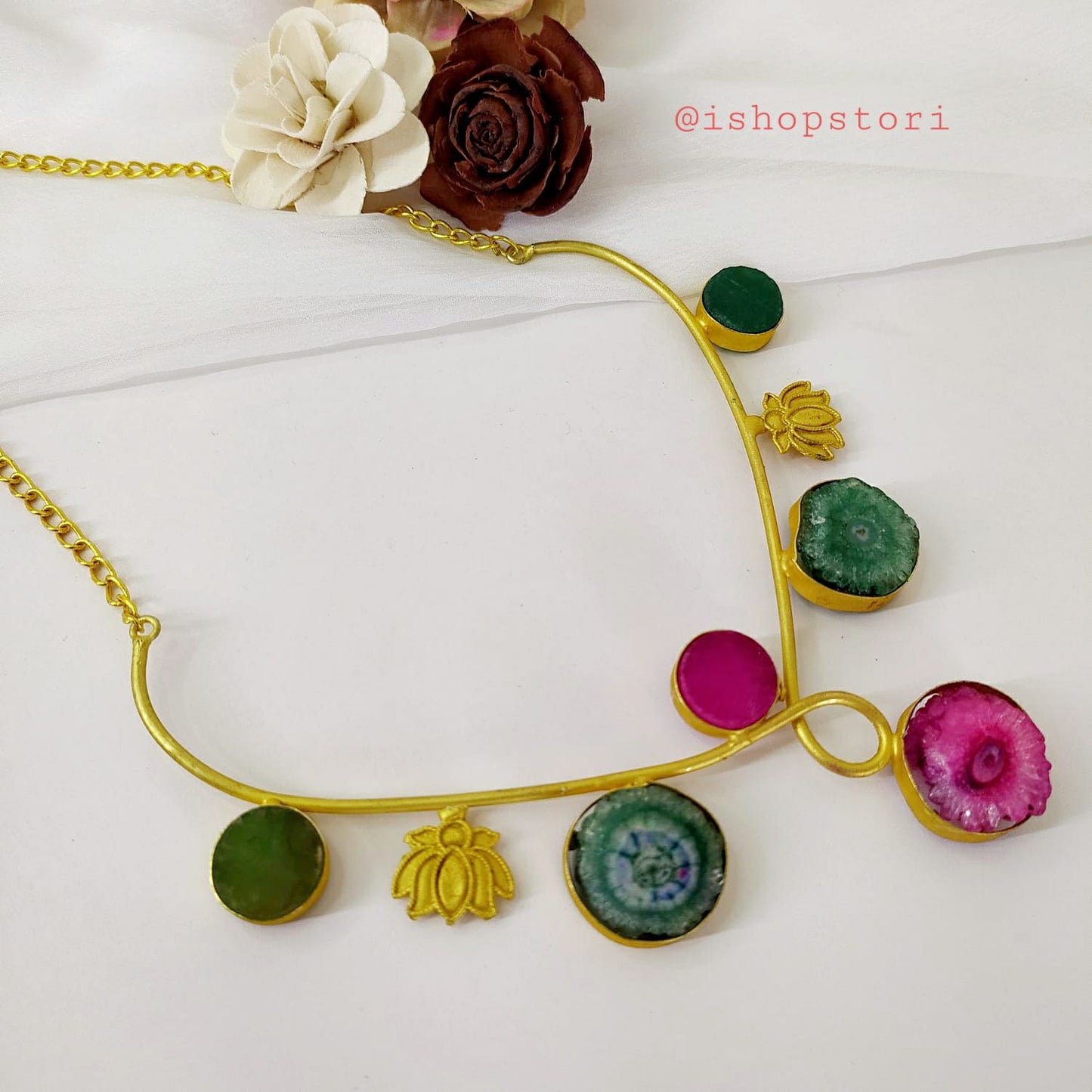 Agate stones gold necklace earring set with a bold design full view.