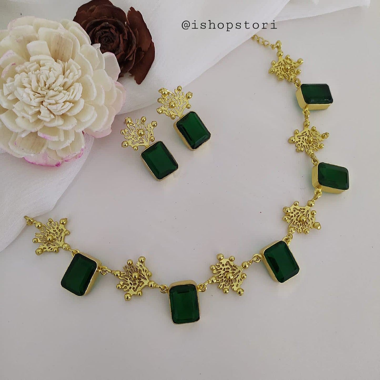 Single-layer green necklace set with a minimalist touch.