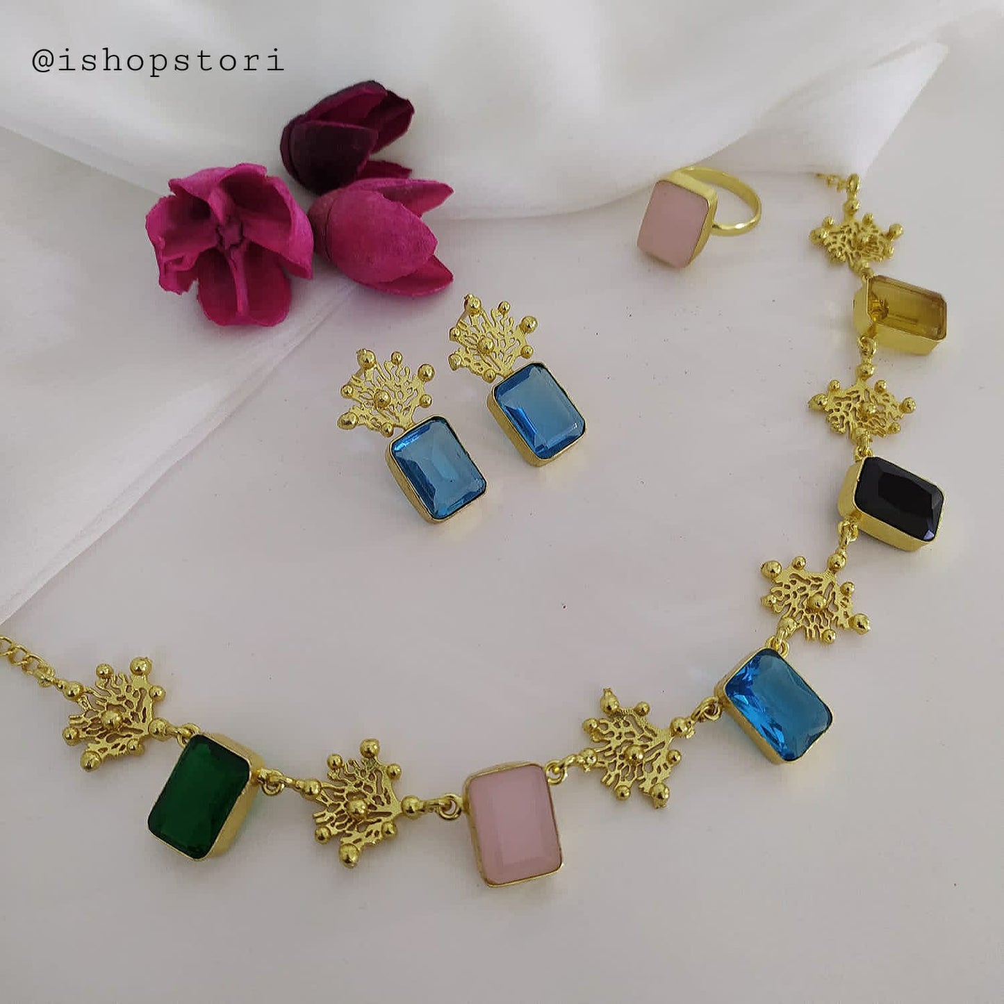 Single-layer green necklace set with a minimalist touch.