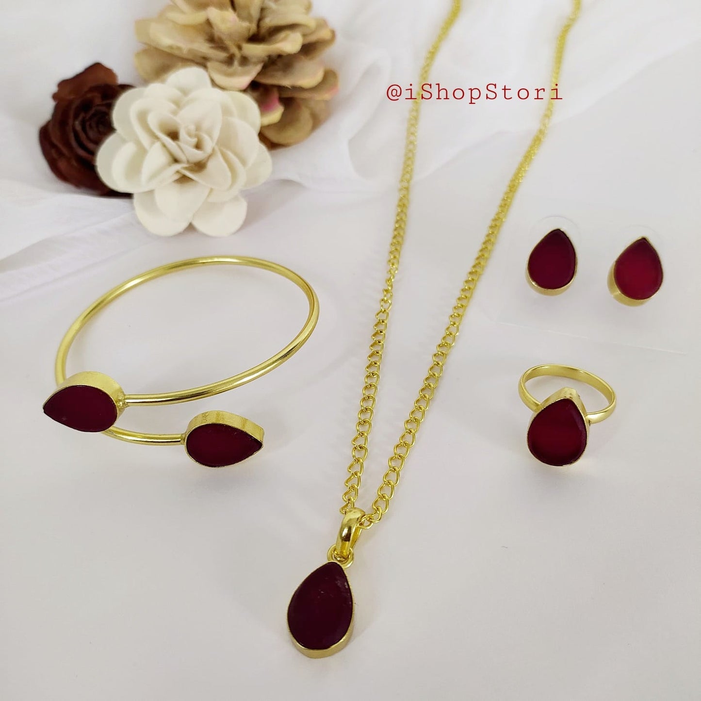 Raw stone tear drop bridal gold and red necklace in an elegant design.
