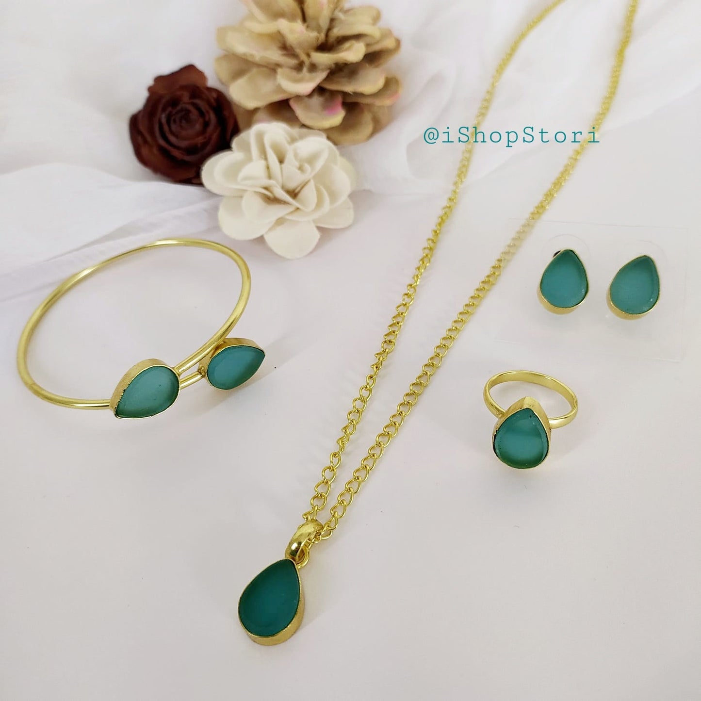 Raw stone tear drop bridal gold and sea green necklace in an elegant design.
