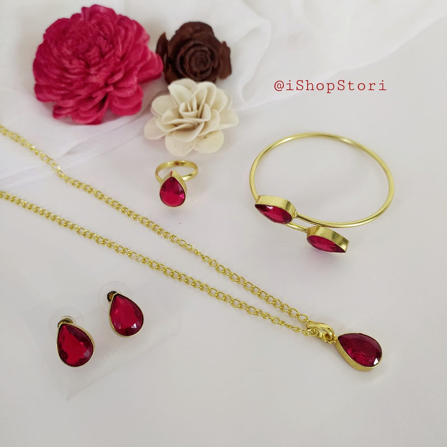 Glossy tear drop red color necklace combo set with unique design.