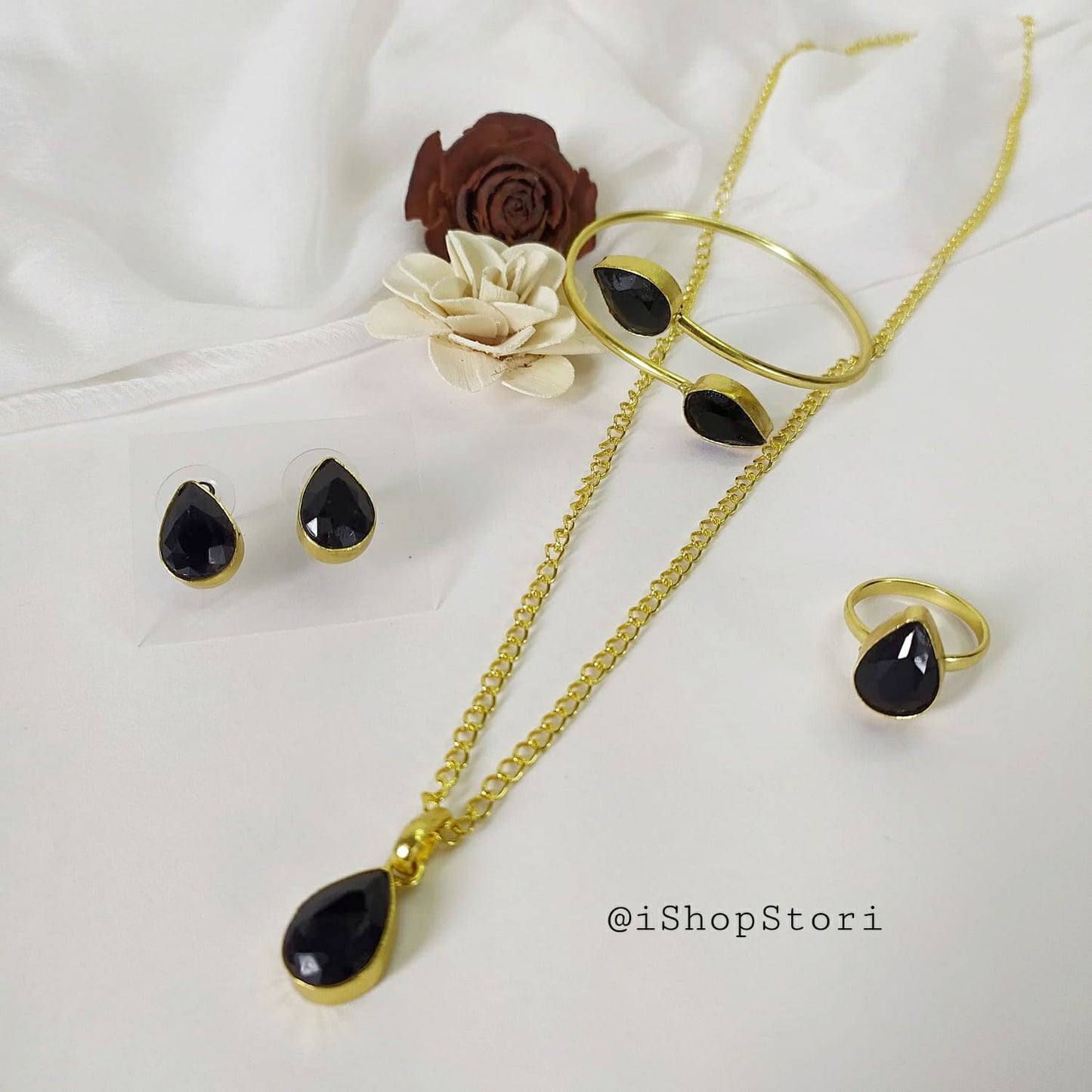 Glossy tear drop black necklace combo set with unique design.