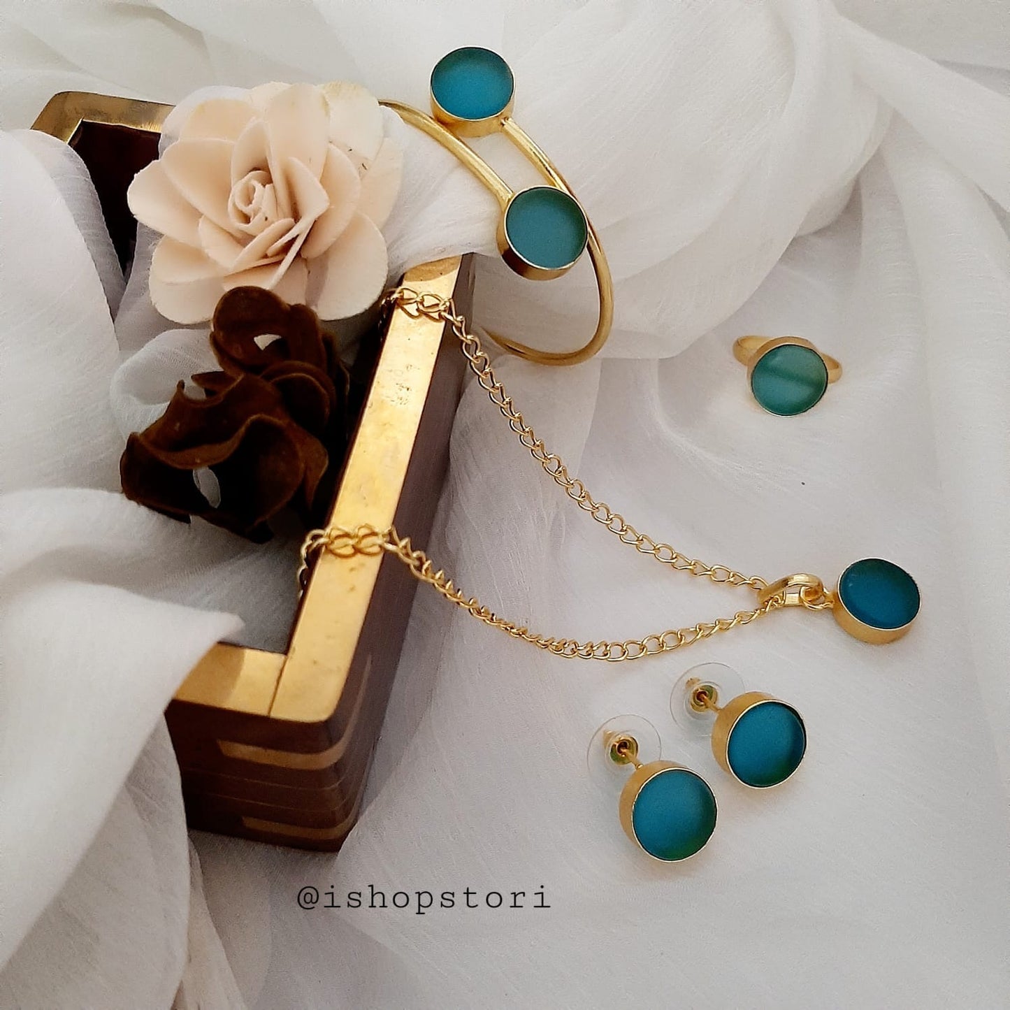 Round raw stone emerald necklace set in a vibrant design in blue color.