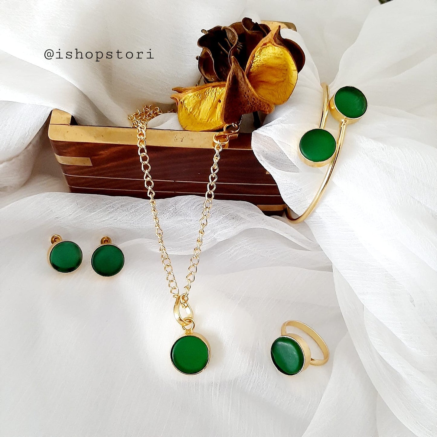Round raw stone emerald necklace set in a vibrant design.