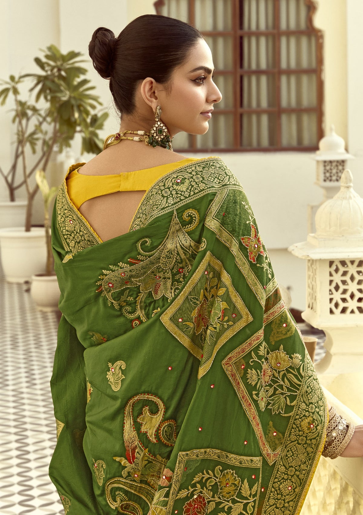 Shop Mehndi Green Handloom Silk Saree for Festive Wear at STORI.
