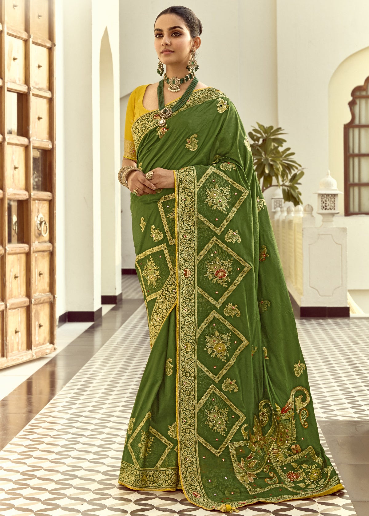Shop Mehndi Green Handloom Silk Saree for Festive Wear at STORI.