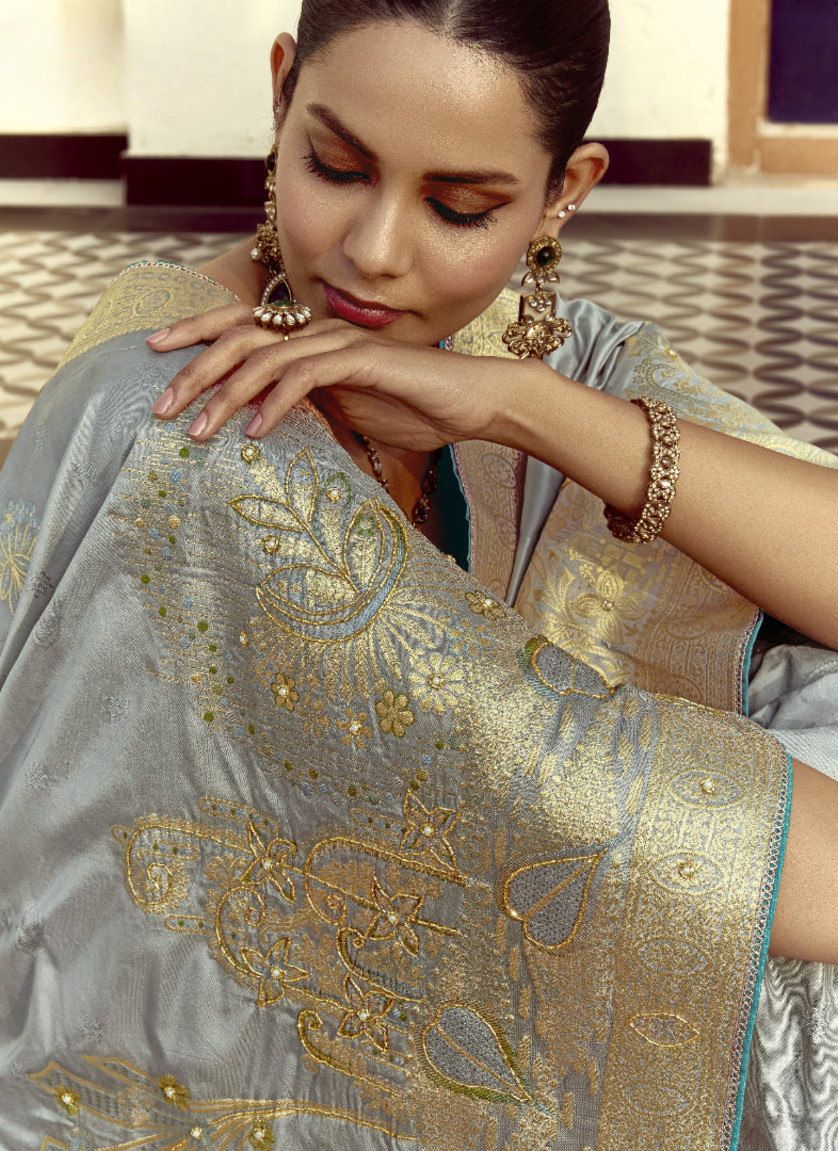 Shop Light Grey Handloom Silk Saree for Festive Wear at STORI.