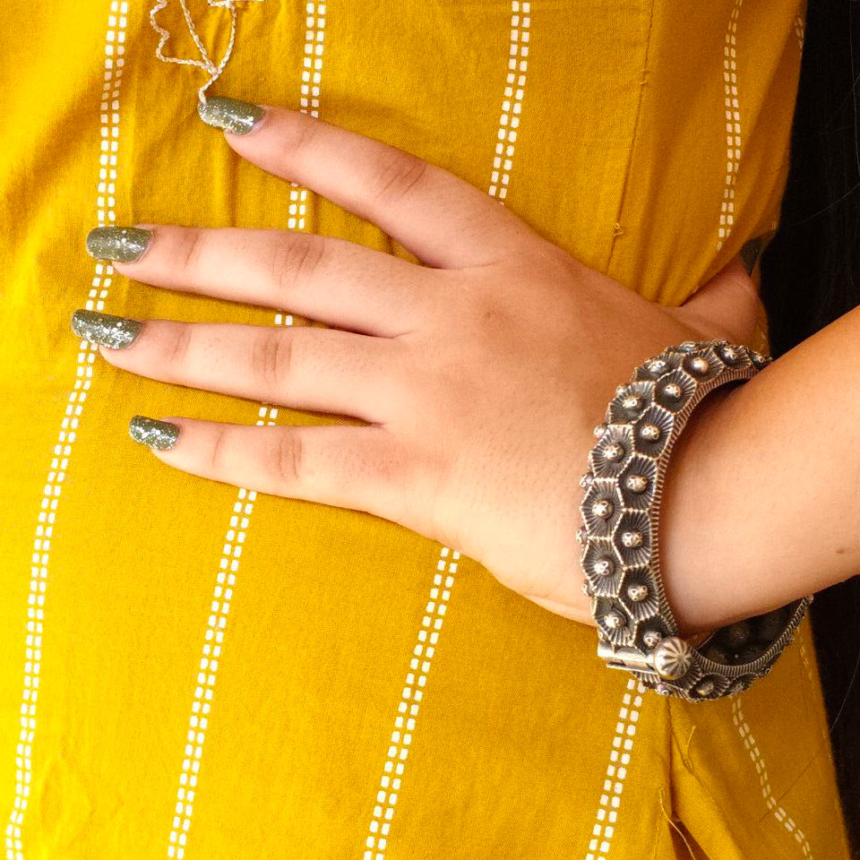 Honeycomb Pattern Oxidised Openable Kada / Bracelet
