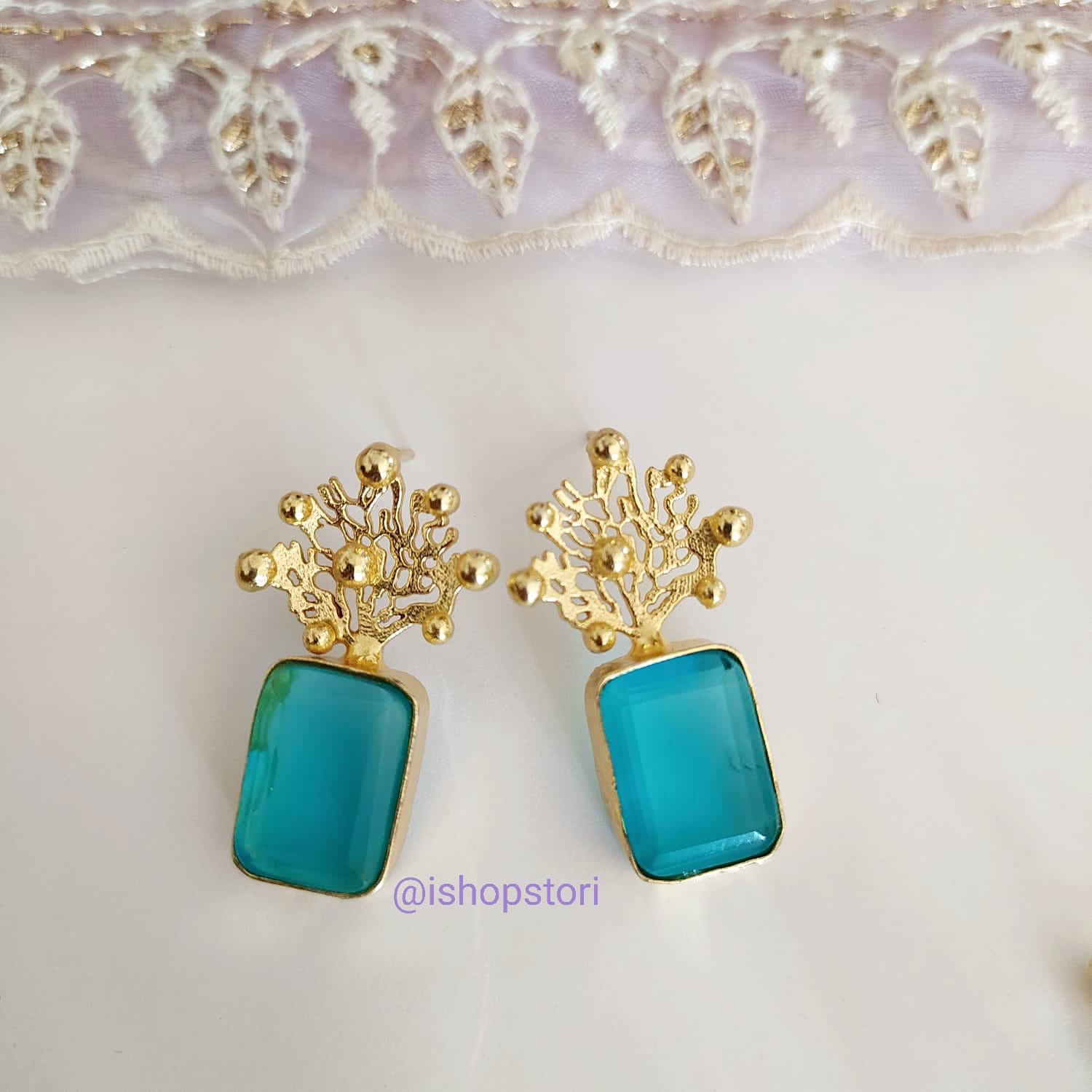Single-layer green necklace set with a minimalist touch.