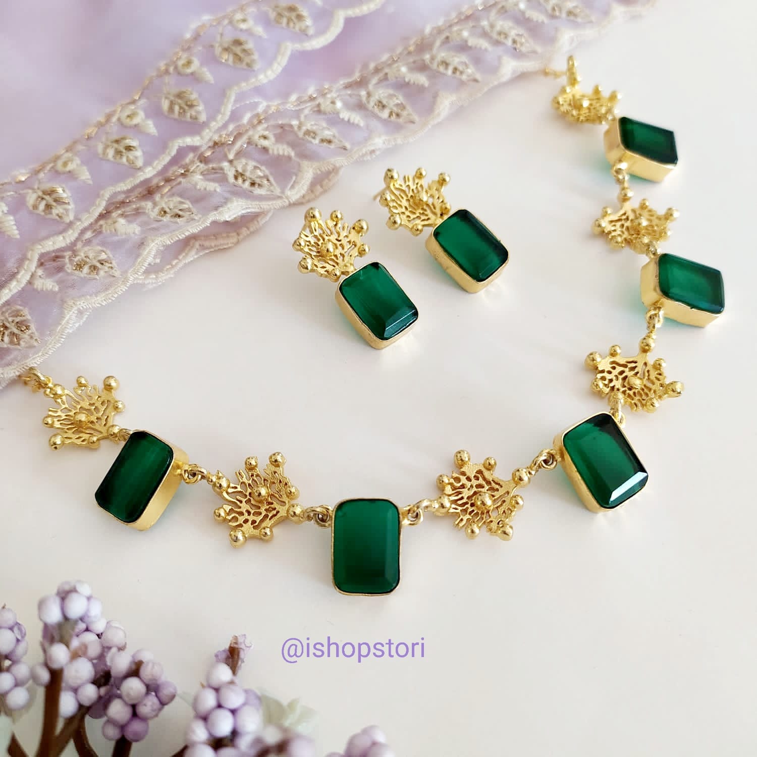 Single-layer green necklace set with a minimalist touch.