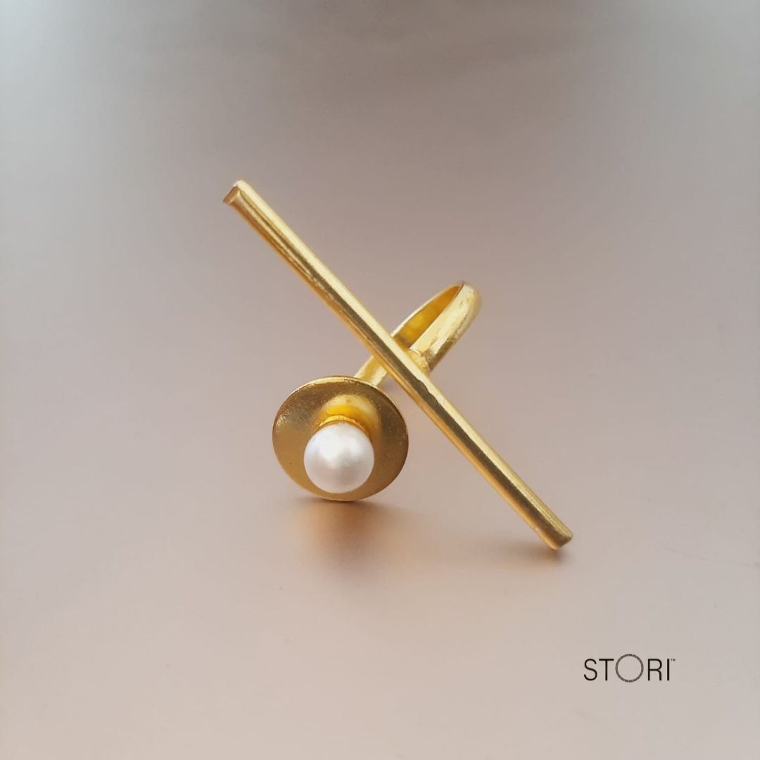 Golden Line & Disc Pearl Finger Ring