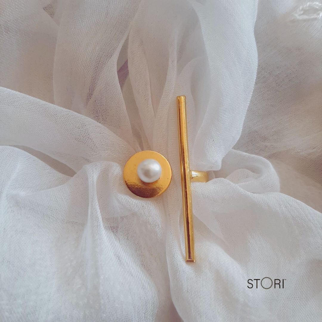 Golden Line & Disc Pearl Finger Ring
