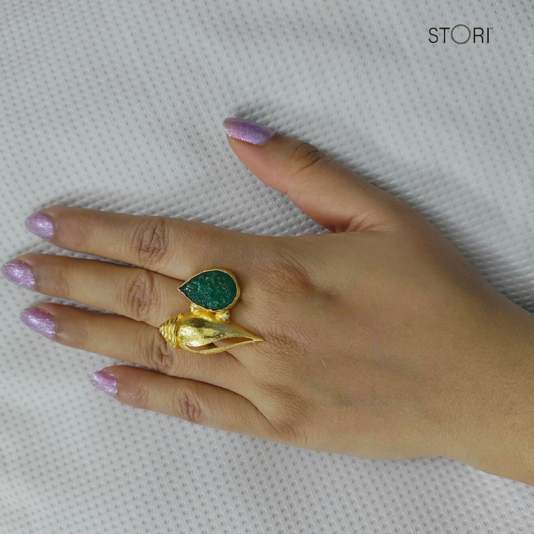 Golden Shell & Green Carved Quartz Finger Ring