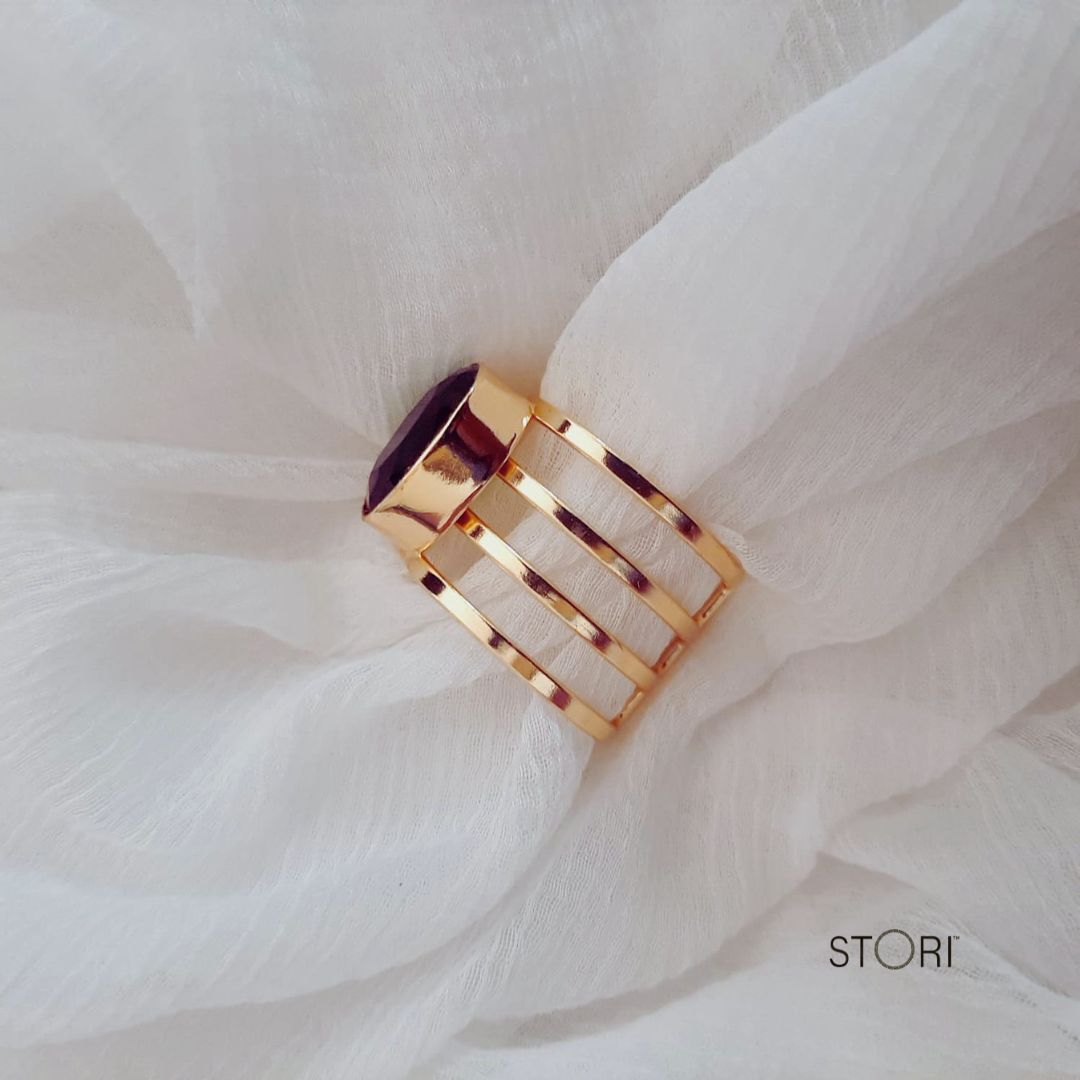 Green Oval Stone Golden Stripes Finger Ring