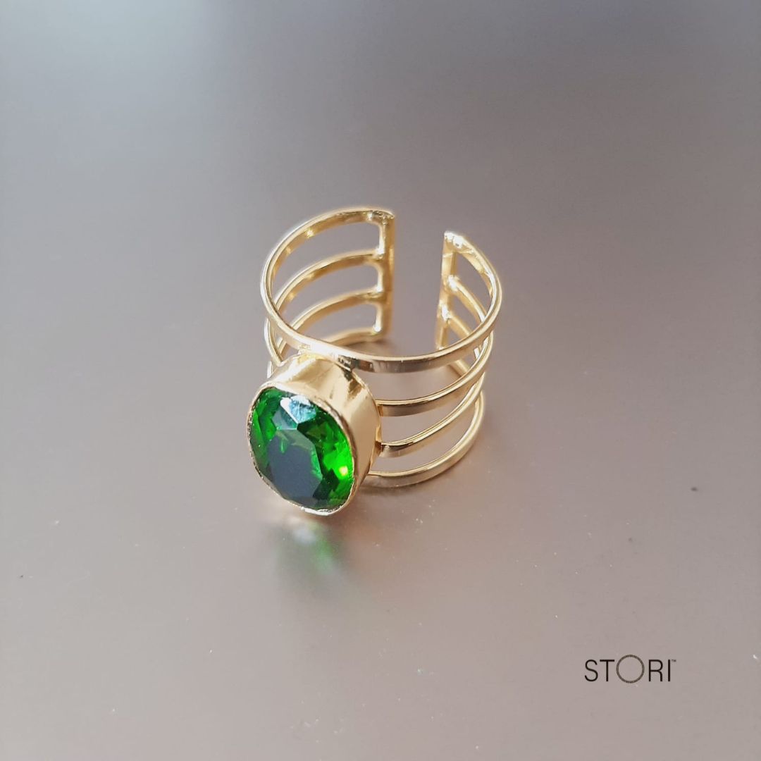Green Oval Stone Golden Stripes Finger Ring