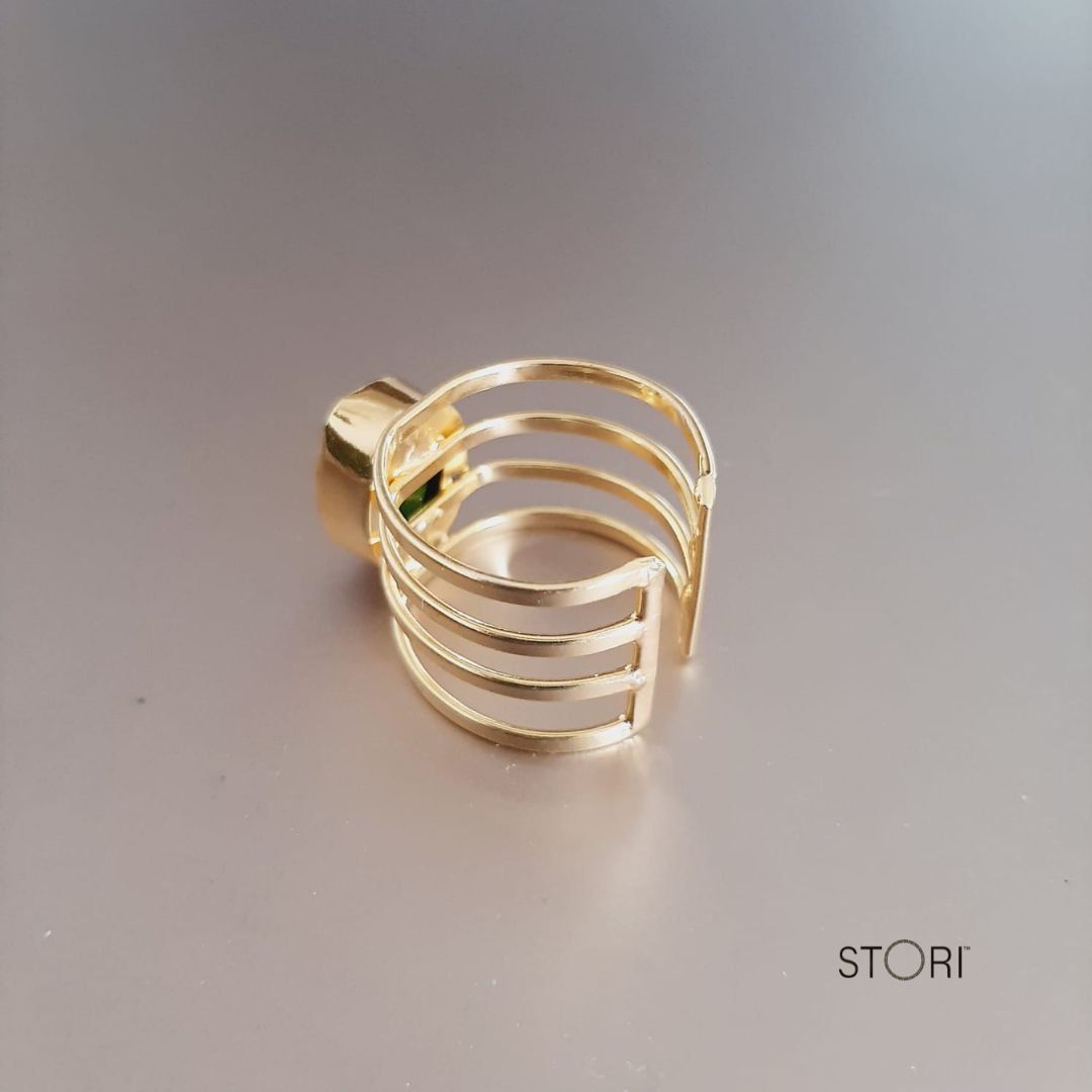 Green Oval Stone Golden Stripes Finger Ring
