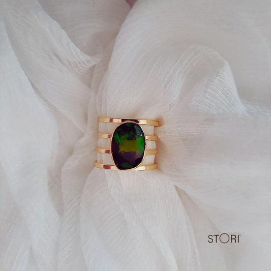 Green Oval Stone Golden Stripes Finger Ring