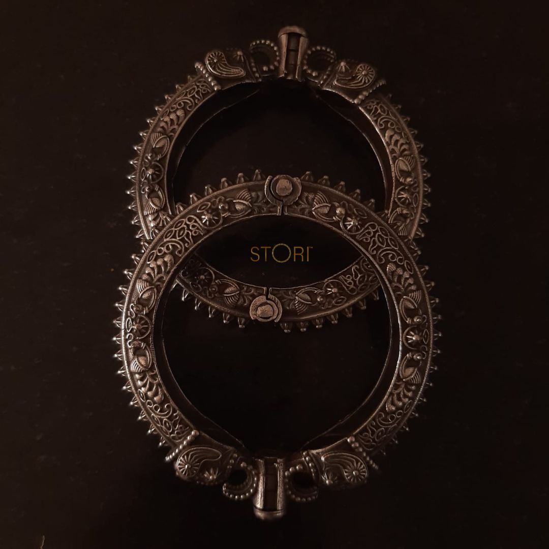 Uttoly Silver Look Alike Oxidised Openable Kada / Bracelet