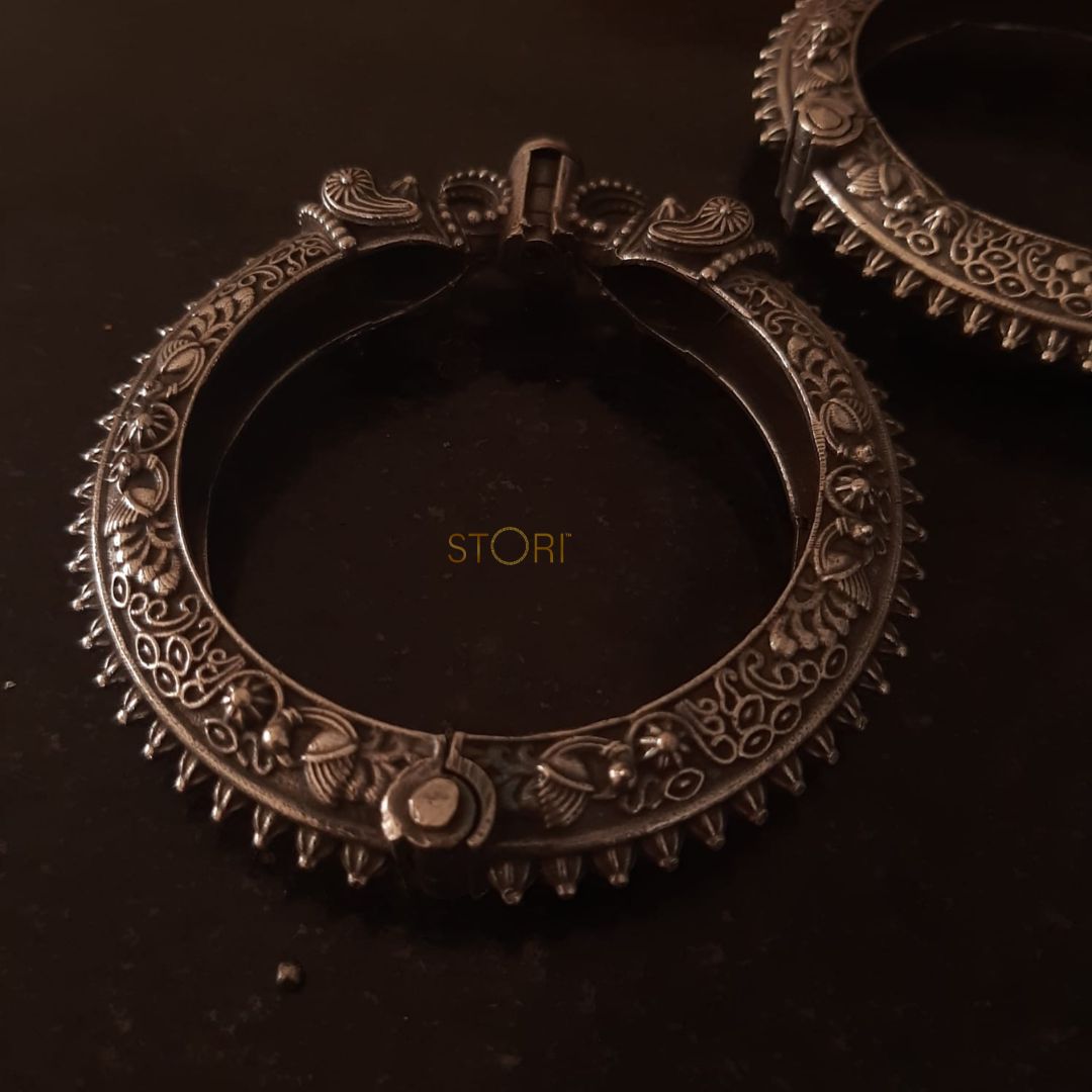 Uttoly Silver Look Alike Oxidised Openable Kada / Bracelet