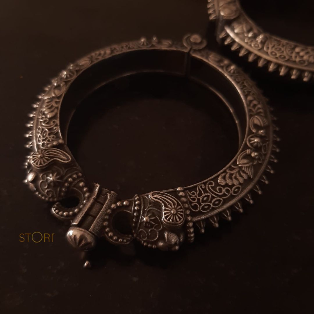 Uttoly Silver Look Alike Oxidised Openable Kada / Bracelet
