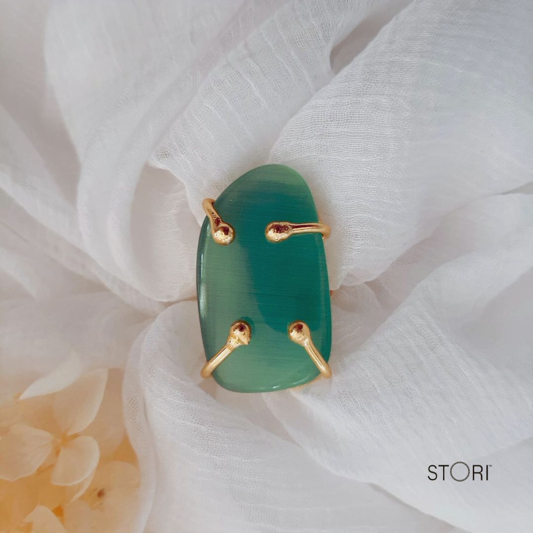 Green Monalisa Oblong Stone Clawed Finger Ring
