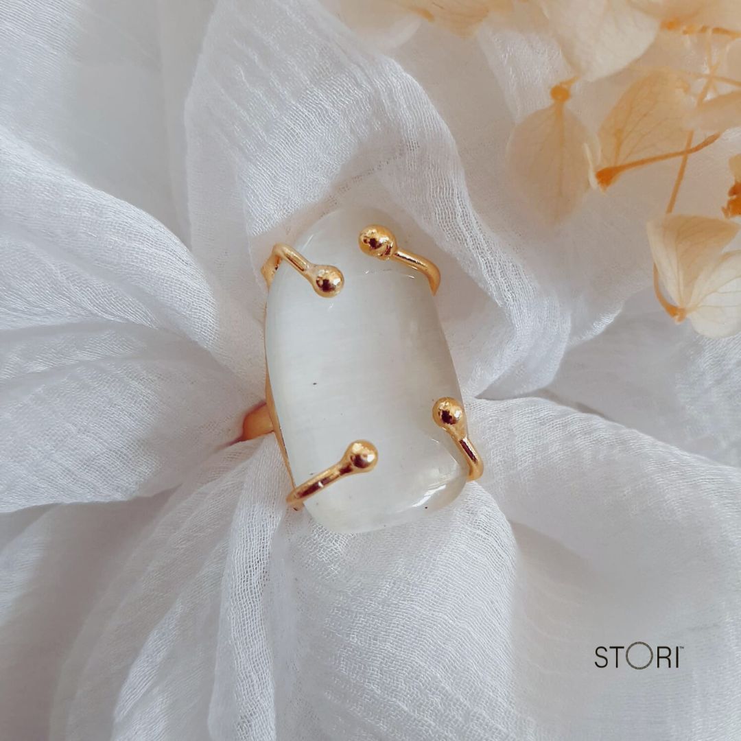 White Monalisa Oblong Stone Clawed Finger Ring