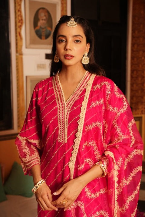Magenta Schiffili Side Slit Rayon Kurti-Pant Set With Organza Dupatta