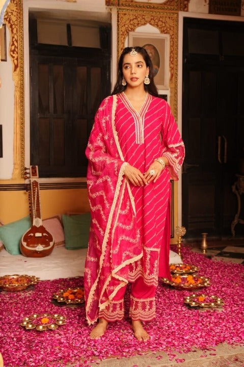 Magenta Schiffili Side Slit Rayon Kurti-Pant Set With Organza Dupatta