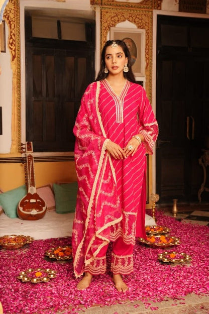 Magenta Schiffili Side Slit Rayon Kurti-Pant Set With Organza Dupatta