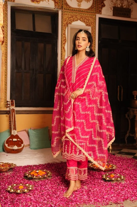 Magenta Schiffili Side Slit Rayon Kurti-Pant Set With Organza Dupatta