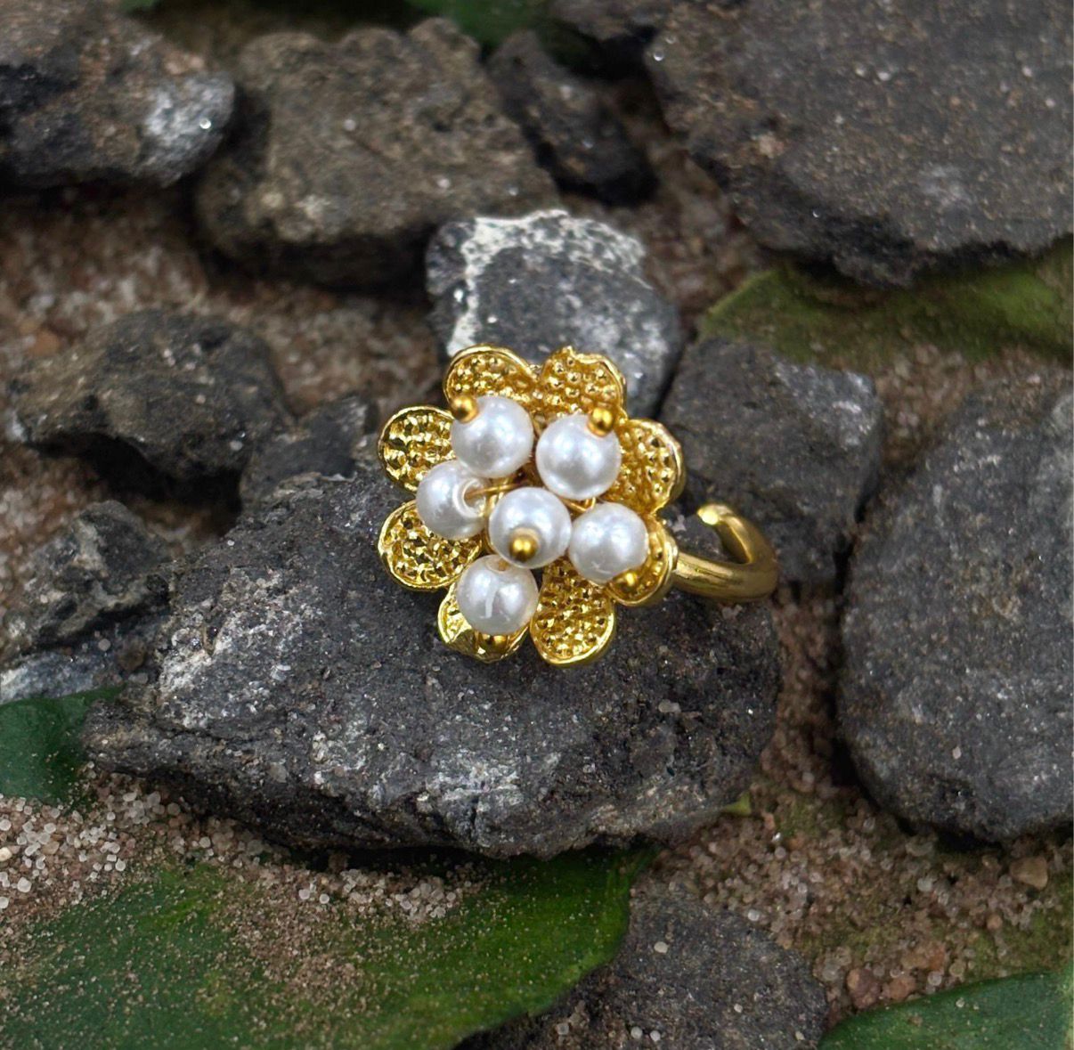 STORI's Golden Finger Ring & Pearls