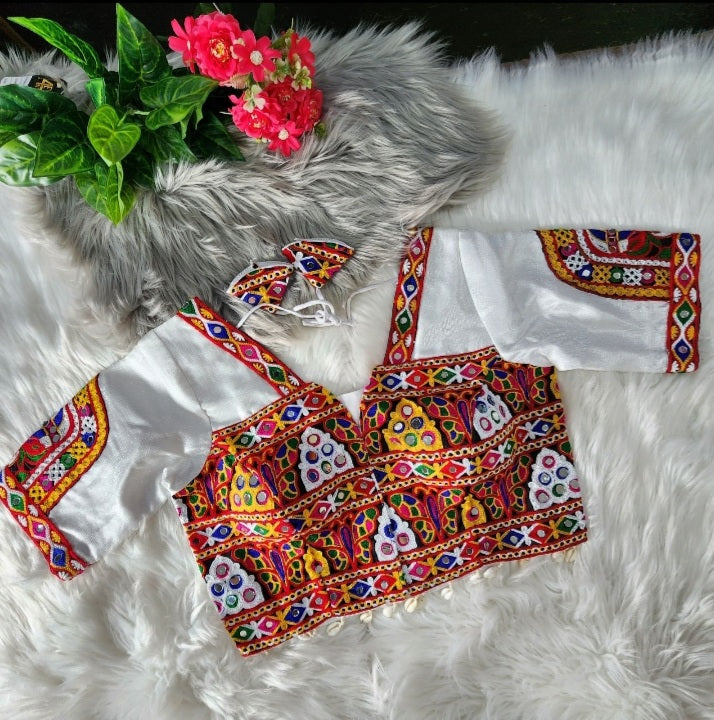 White Navratri Gamthi Pattern Blouse With Kutchi Embroidery