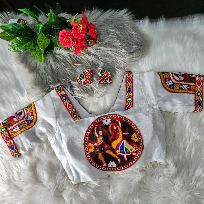 White Navratri Gamthi Pattern Blouse With Kutchi Embroidery