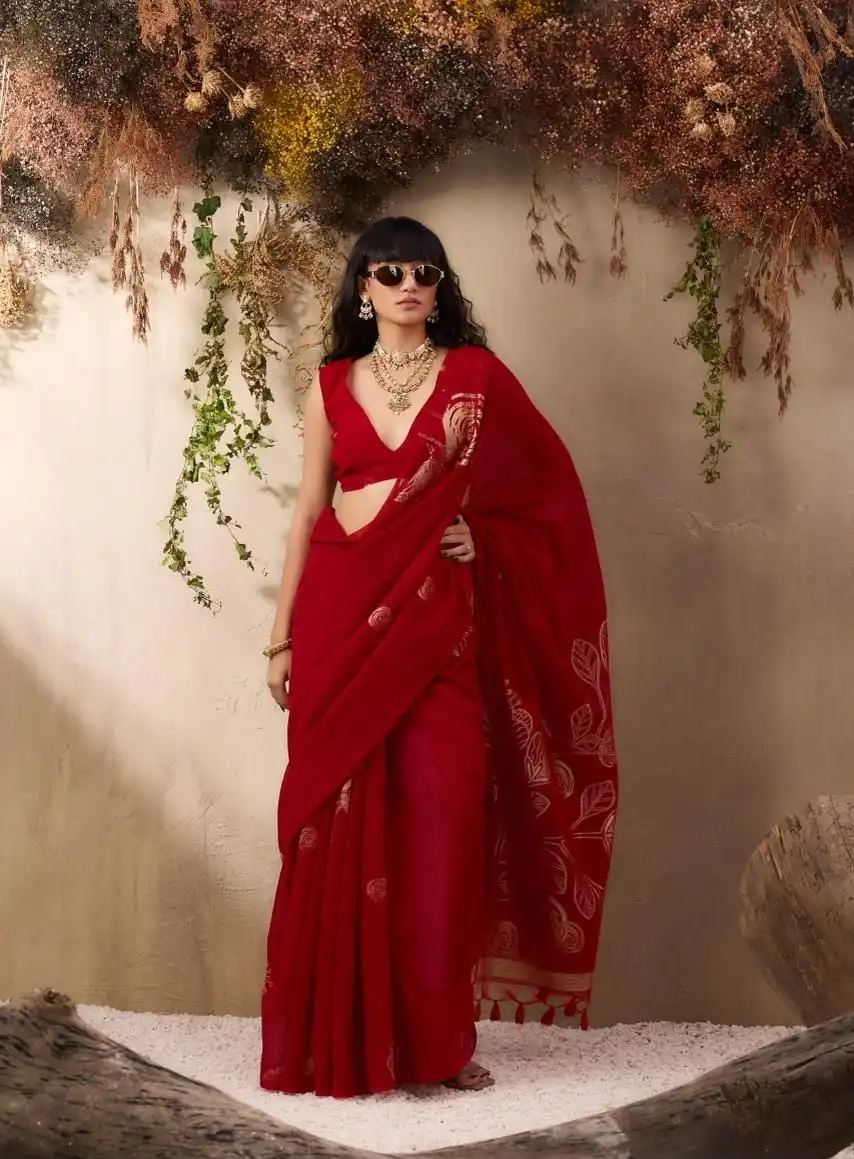 Red Munga Silk Saree With Zari Motifs