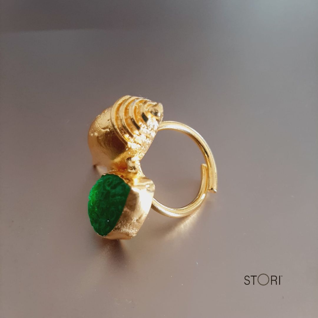 Golden Shell & Green Carved Quartz Finger Ring