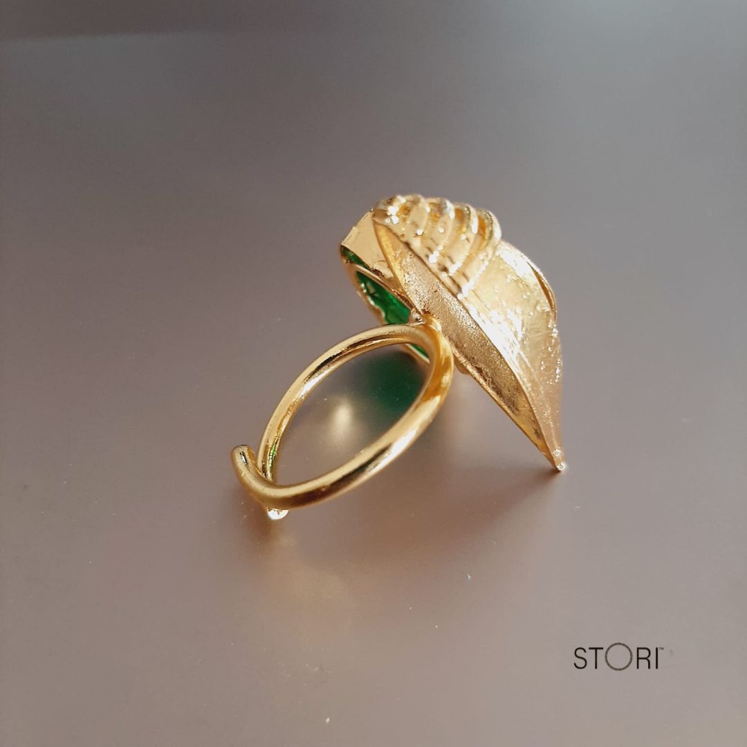 Golden Shell & Green Carved Quartz Finger Ring