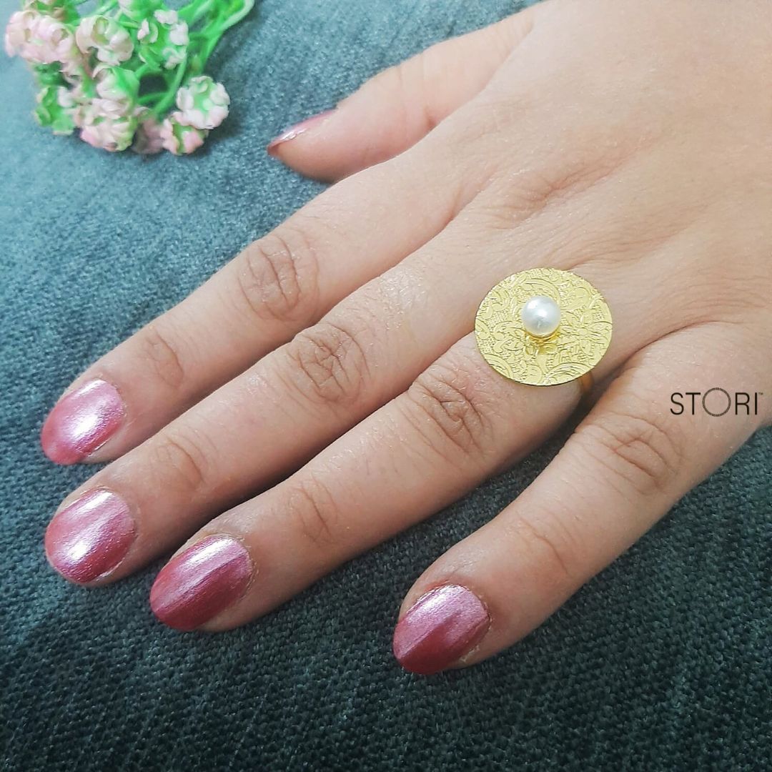 Textured Disc & Pearl Finger Ring