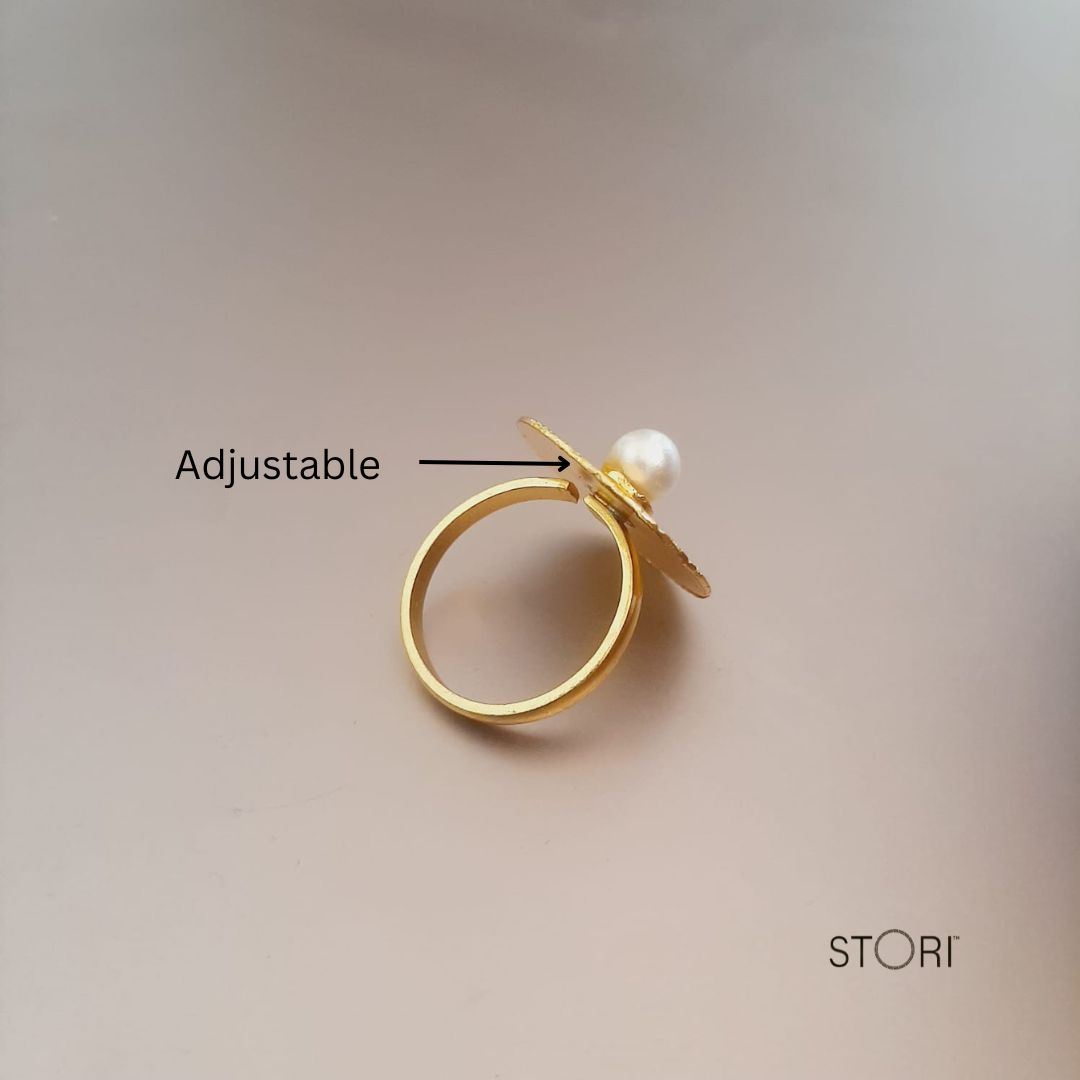 Textured Disc & Pearl Finger Ring