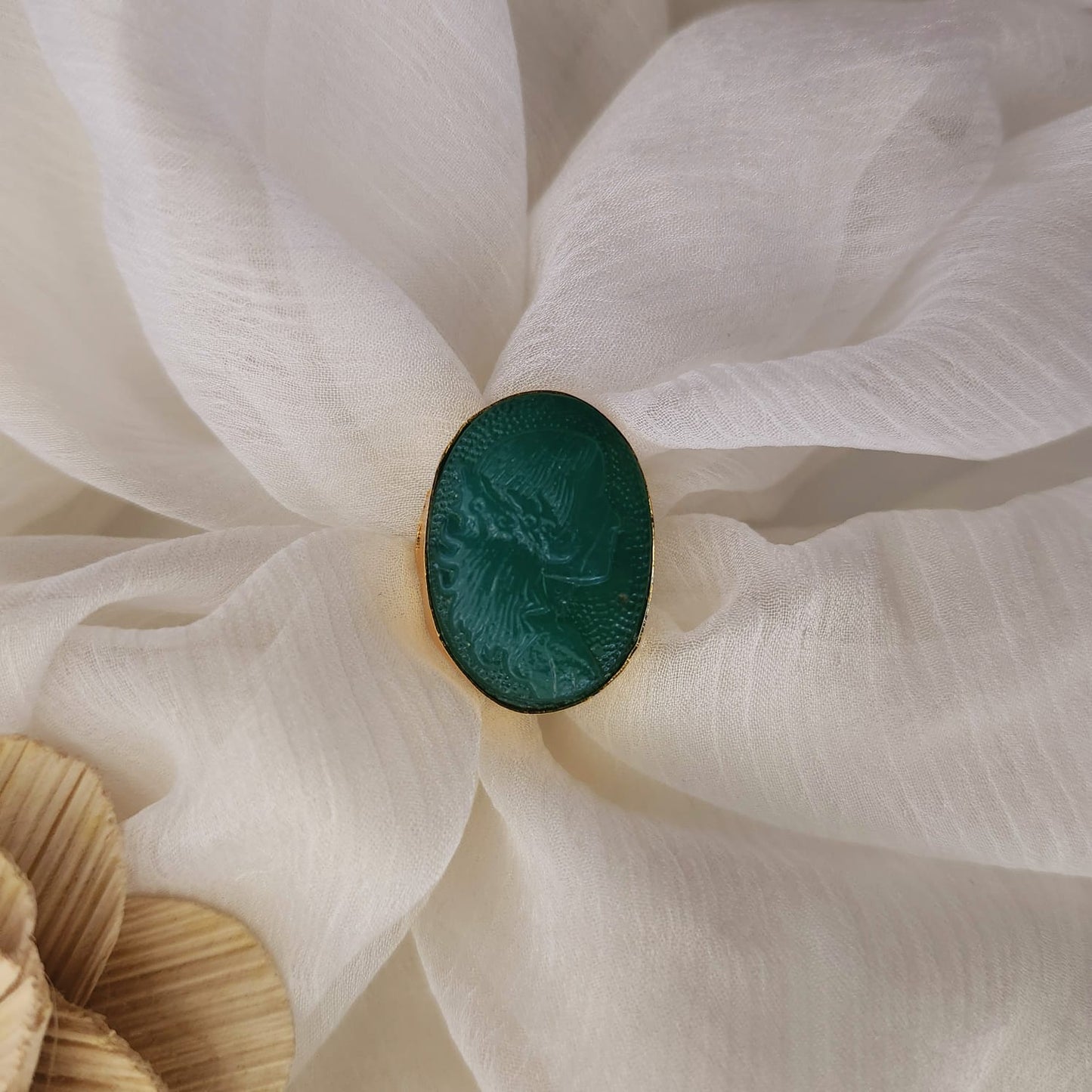Femme Carved Finger Ring
