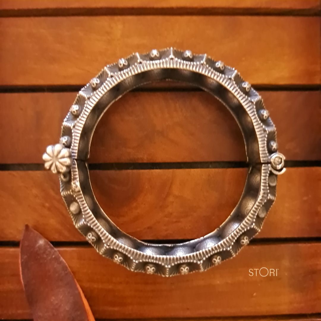 Honeycomb Pattern Oxidised Openable Kada / Bracelet