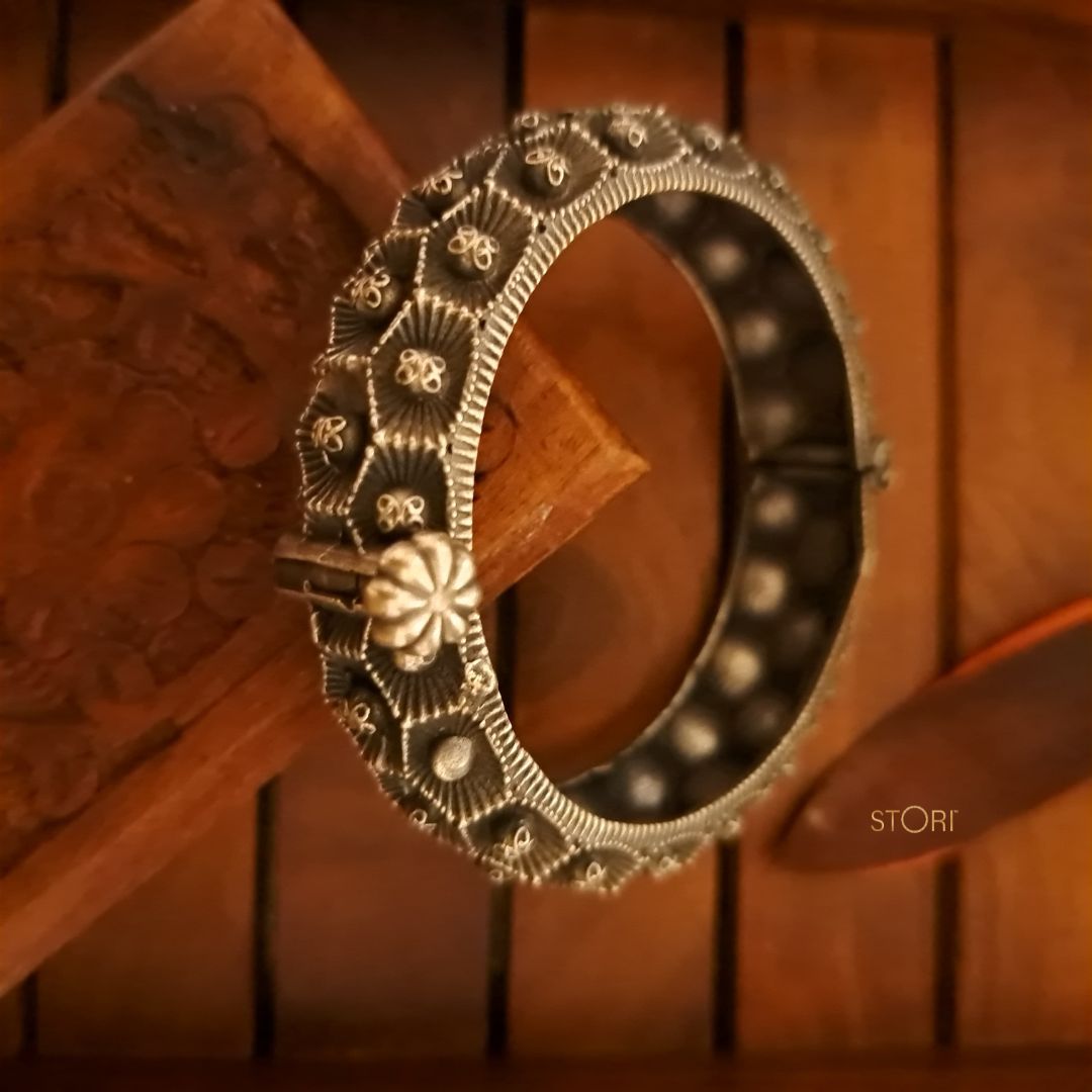 Honeycomb Pattern Oxidised Openable Kada / Bracelet