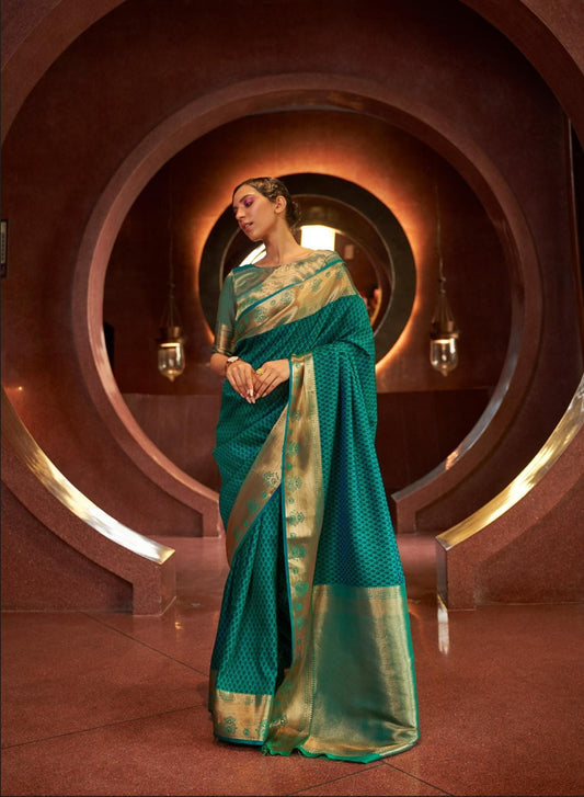 Rama Green Kanjivaram Woven Silk Saree With Zari Pallu