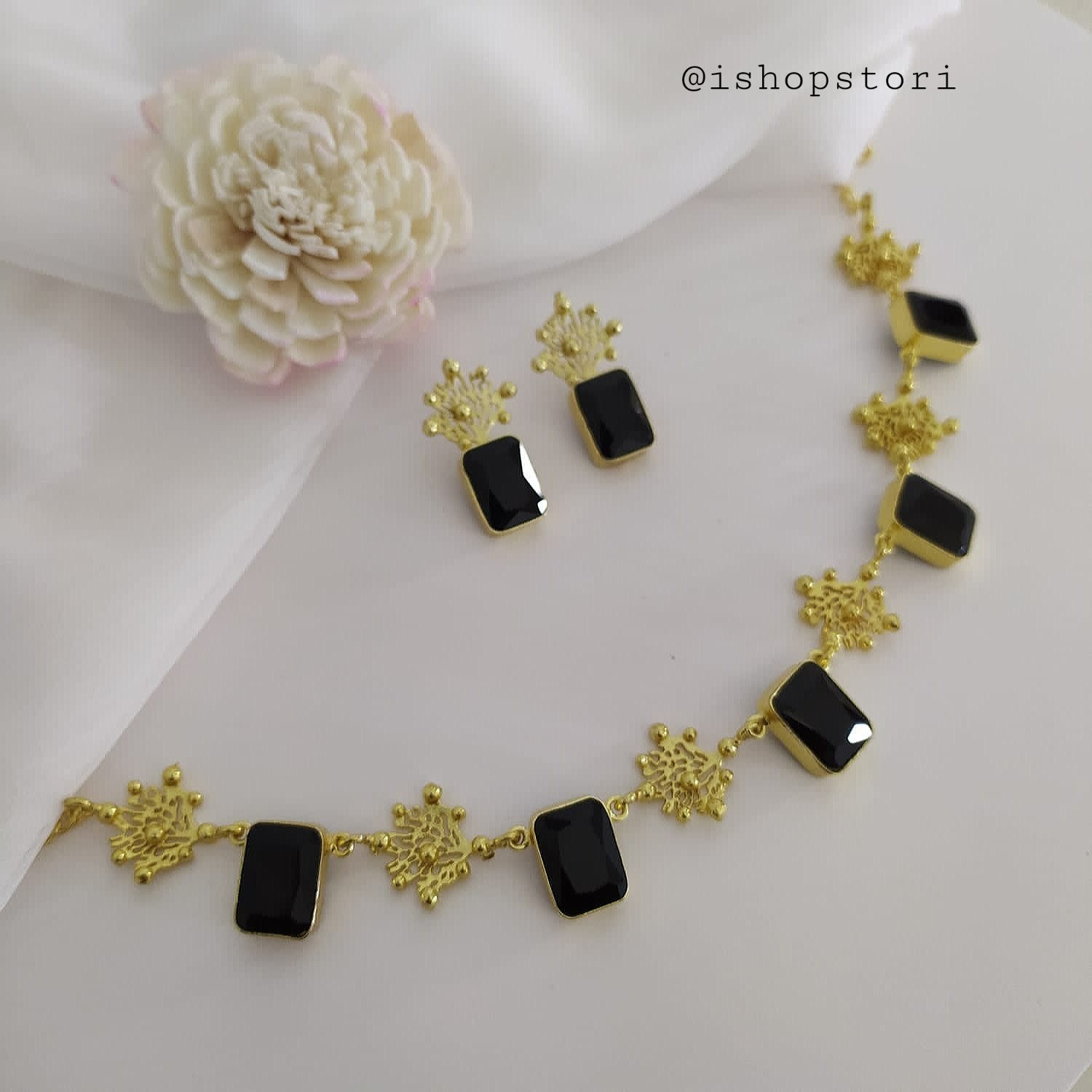 Akshita Single Layer Necklace Set