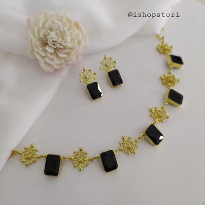 Single-layer green necklace set with a minimalist touch.