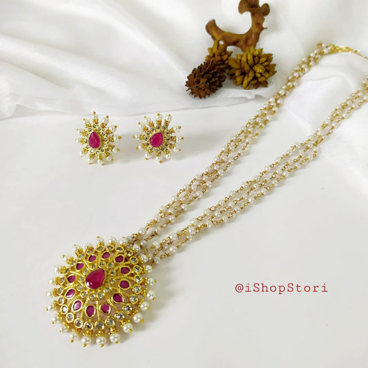 Three-string red and green pearl necklace set with a classic look.